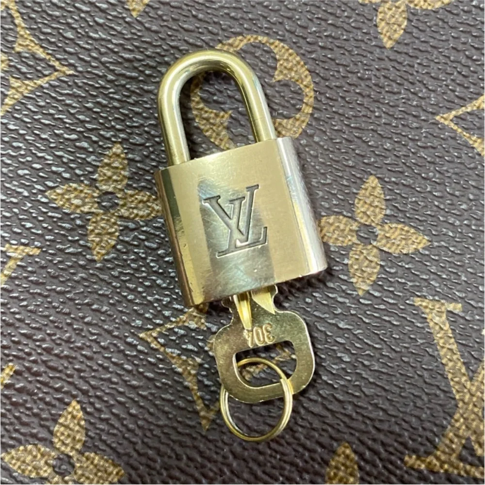 Authentic Louis Vuitton lock & key 🔒 🔑 - Picture 1 of 4